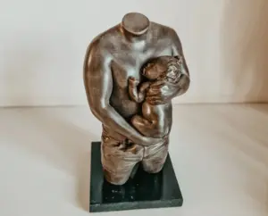 3D beeldje van vader met pasgeboren baby